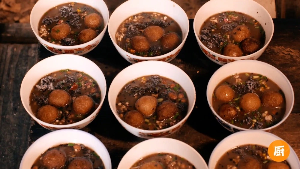 苗家油茶，五彩斑斓，香气满溢